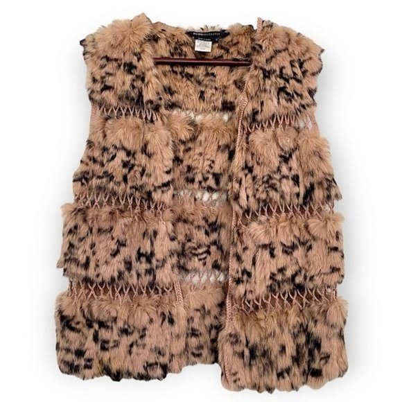 BCBGMaxAzria Jackets & Blazers - BCBGMAXAZRIA Animal print Genuine Fur Crochet panel Vest in Tan Sz M LIKE NEW